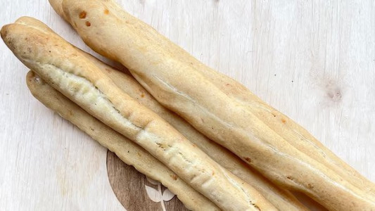 გრისინი ყველით (100გრ) იტალიური პურის ჩხირები ყველით. შემადგენლობა: უმაღლესი ხარისხის ფქვილი, სიმინდის ზეთი, ყველი 100 გრ